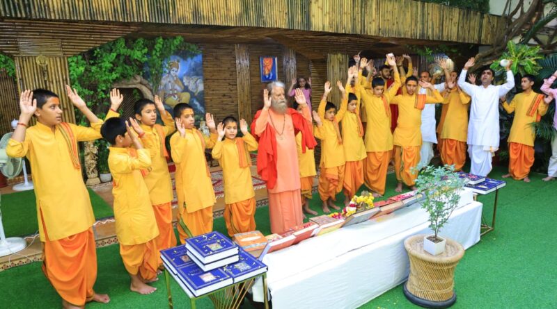 दशहरे पर परमार्थ निकेतन में हुआ वेद, उपनिषद और शास्त्रों का पूजन