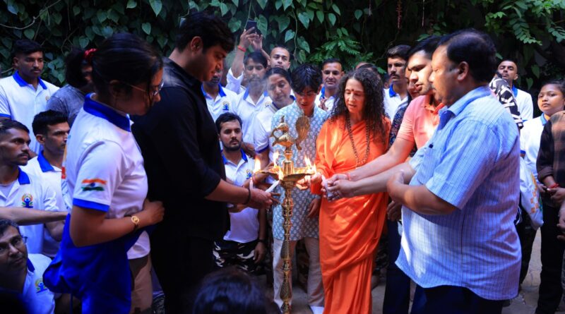 शौर्य दिवस पर परमार्थ निकेतन पहुंचे केंद्रीय सशस्त्र पुलिस बल के सैकड़ों जवान, गंगा आरती और योग-साधना में लिया भाग