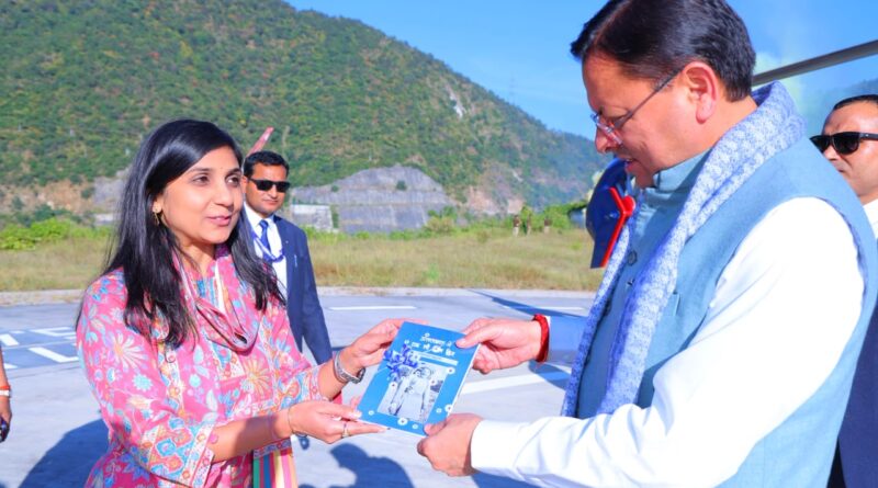 सीएम धामी ने श्रीनगर चुंगी पर स्थानीय दुकान में पी चाय, कीर्तिनगर में स्वयं सहायता समूह की महिलाओं से किया संवाद